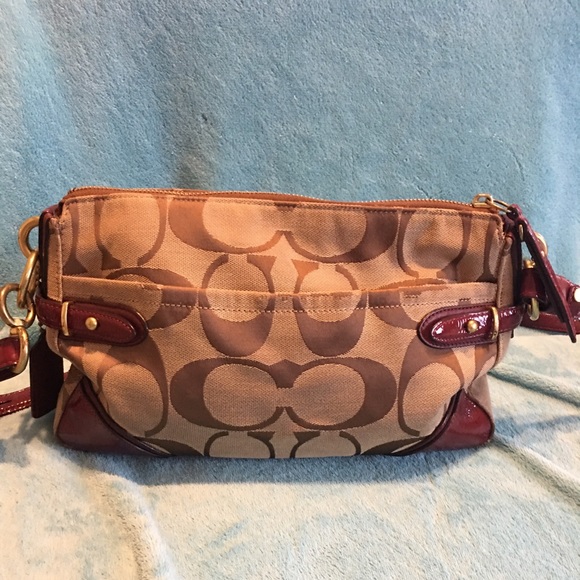 Coach Cross-body Medium Signature Handbag - Picture 5 of 12